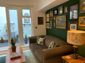 Central London 2 Bed, 2 Bath with Patio Garden
